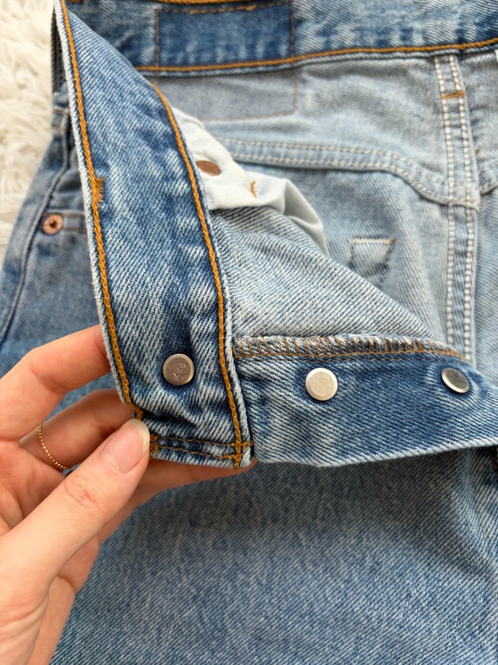 90s Vintage Levi’s 501 med wash - Picture 11 of 16